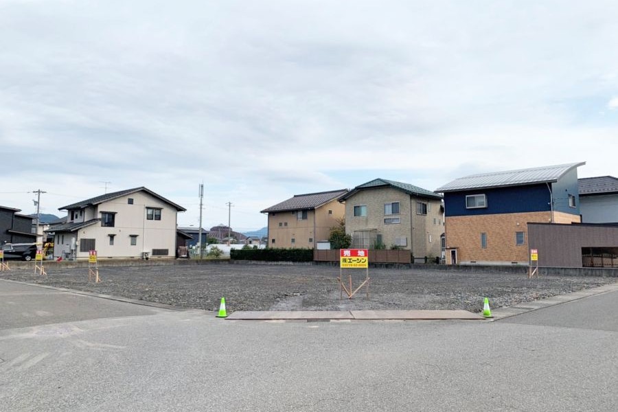 売地の看板が立った空地
