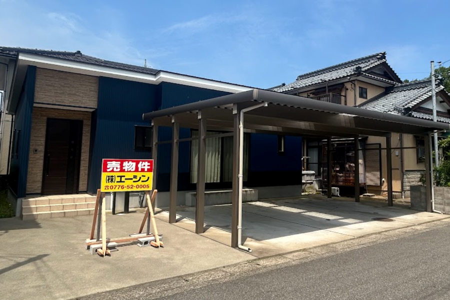 売物件の看板が立った中古住宅