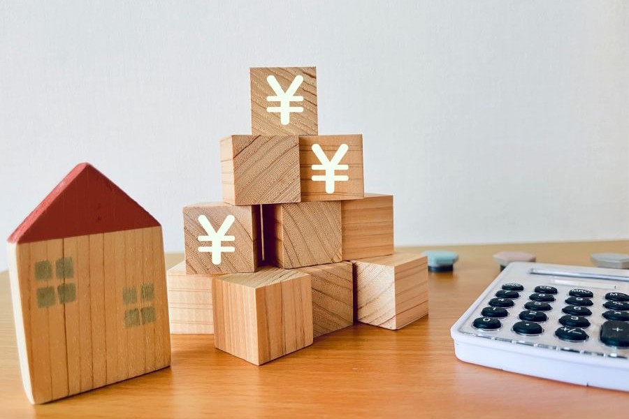 円マークの書かれた積み木と家の形をした木